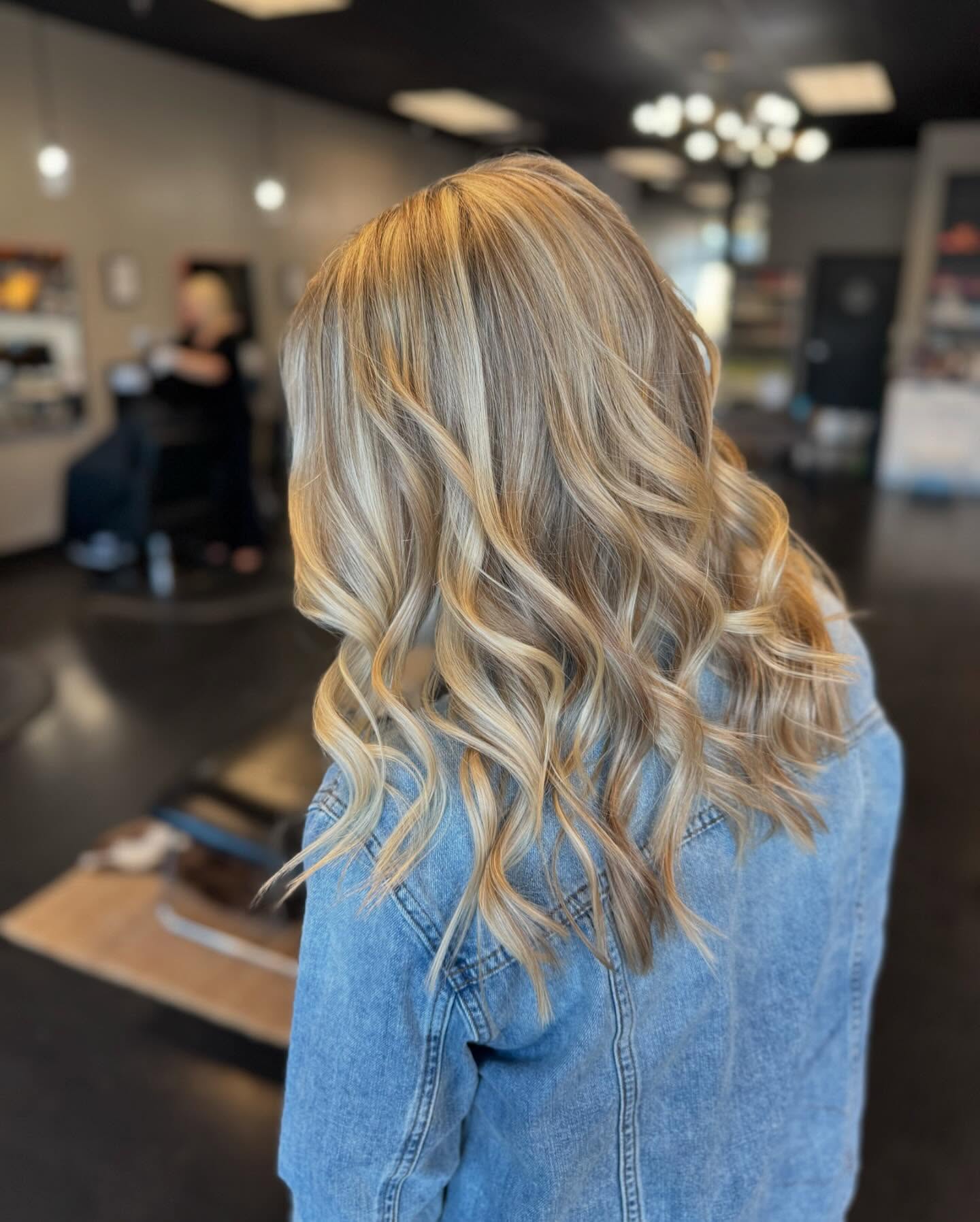 Multi-tonal blonde with volume